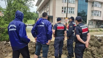Sağanak nedeniyle sağlık ocağında mahsur kalan hastalar ve sağlık personeli kurtarıldı
