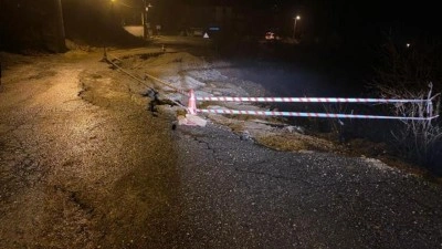Sağanak nedeniyle yol &ccedil;&ouml;kt&uuml;, 11 k&ouml;y ulaşıma kapandı