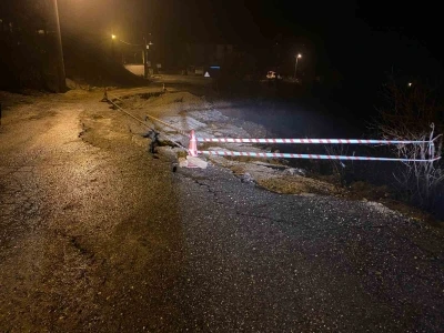 Sağanak nedeniyle yol &ccedil;&ouml;kt&uuml;, 11 k&ouml;y yolu ulaşıma kapandı

