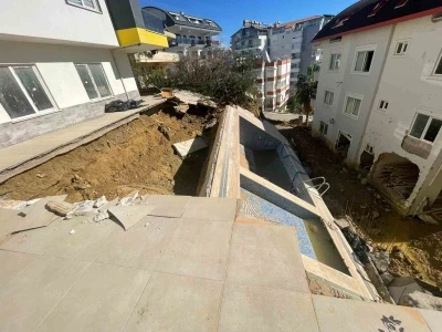 Sağanak sonrası apartman bah&ccedil;esindeki havuz &ccedil;&ouml;kt&uuml;, 7 katlı apartman tahliye edildi

