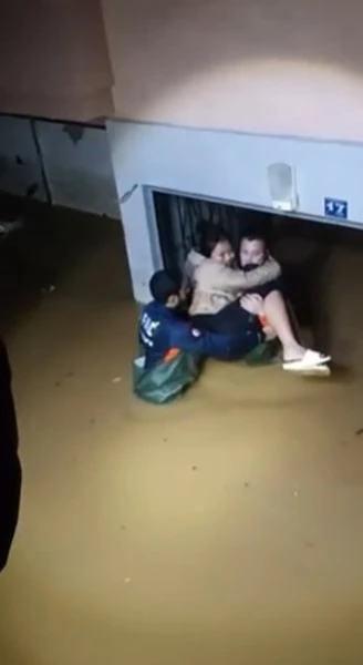 Sağanak sonrası evinde mahsur kalan kadını ekipler kurtardı
