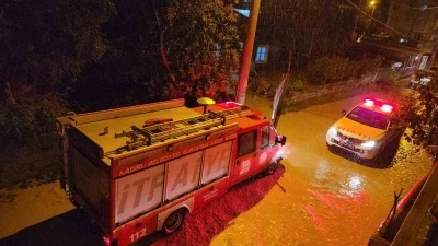 Sağanak sonrası Savrun &Ccedil;ayı taştı, Kadirli&rsquo;de hayat durma noktasına geldi

