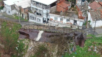 Sağanak sonrası yol &ccedil;&ouml;kt&uuml;, mahalleyi endişe kapladı
