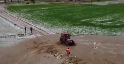 Sağanak taşkına neden oldu, tarlada mahsur kalan şahıs trakt&ouml;rle kurtarıldı
