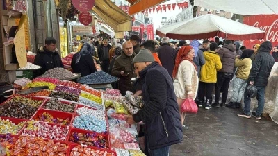 Sağanak yağış, bayram &ouml;ncesi esnafa yaramadı
