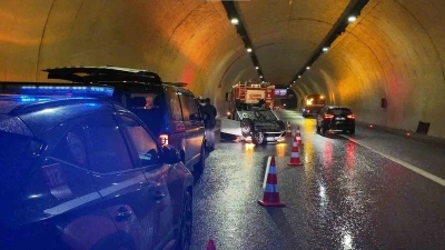 Sağanak yağış kazayı beraberinde getirdi: T&uuml;nel&rsquo;de takla attı
