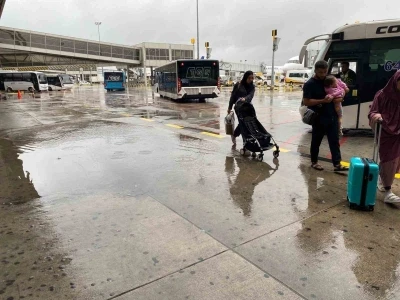 Sağanak yağış Sabiha Gökçen’deki yolculara zor anlar yaşattı
