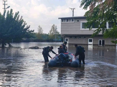 Sağanak yağışla evlerinde mahsur kalan vatandaşlar botla kurtarıldı
