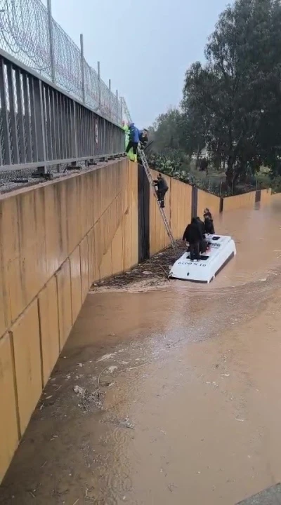 Sağanak yağmura servis aracında yakalananlar merdivenle kurtarıldı
