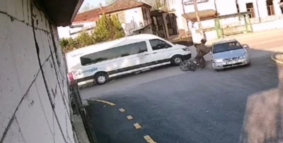 Sağdan sollayan motosikletli otomobile &ccedil;arptı: Kaza anı kameraya yansıdı
