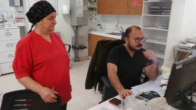 Sağlık &ccedil;alışanı anne ve oğul birlikte hayat kurtarıyor
