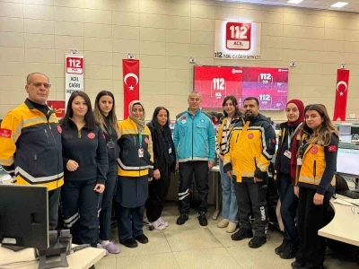 Sağlık &ccedil;alışanları yoğun kar yağışında sahada g&ouml;rev başında
