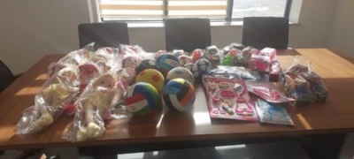 Sağlık &ccedil;alışanlarından hasta &ccedil;ocuklara oyuncak s&uuml;rprizi
