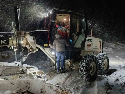 Sağlık ekipleri greyder eşliğinde 1 yaşındaki Mina&rsquo;ya ulaştı
