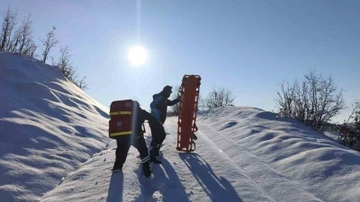 Sağlık ekipleri jandarma eşliğinde 1,5 kilometrelik yolu y&uuml;r&uuml;yerek hastaya ulaştı
