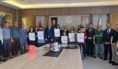 Sağlıklı Nesil Sağlıklı Gelecek Yarışması&rsquo;nda dereceye giren &ouml;ğrenciler &ouml;d&uuml;llendirildi
