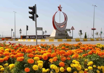 Sahil yolunda geniş kapsamlı peyzaj çalışması yürütüyor
