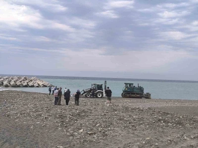 Sahilde güneşlenen kadını ezerek ölümüne sebep olan iş makinesi operatörü tahliye edildi
