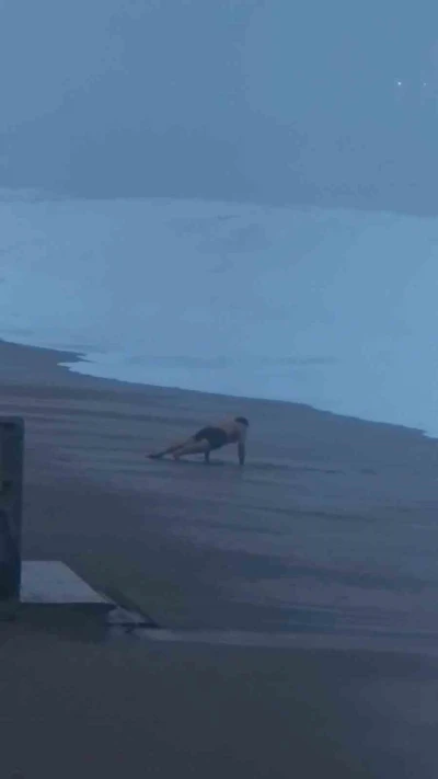 Sahilde şınav &ccedil;ekti, 2 metrelik dalgaları g&ouml;r&uuml;nce koşarak ka&ccedil;tı
