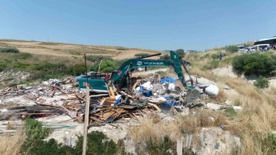 Sahildeki ka&ccedil;ak yapıların yıkımı s&uuml;r&uuml;yor
