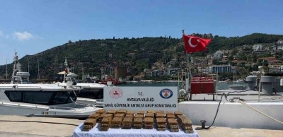 Sahile vuran ş&uuml;pheli paketten 40 milyon TL&rsquo;lik macun esrar &ccedil;ıktı
