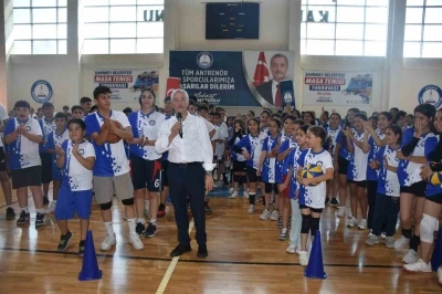 Şahinbey Belediyesi yaz spor okulu gen&ccedil;lere kapısını a&ccedil;tı
