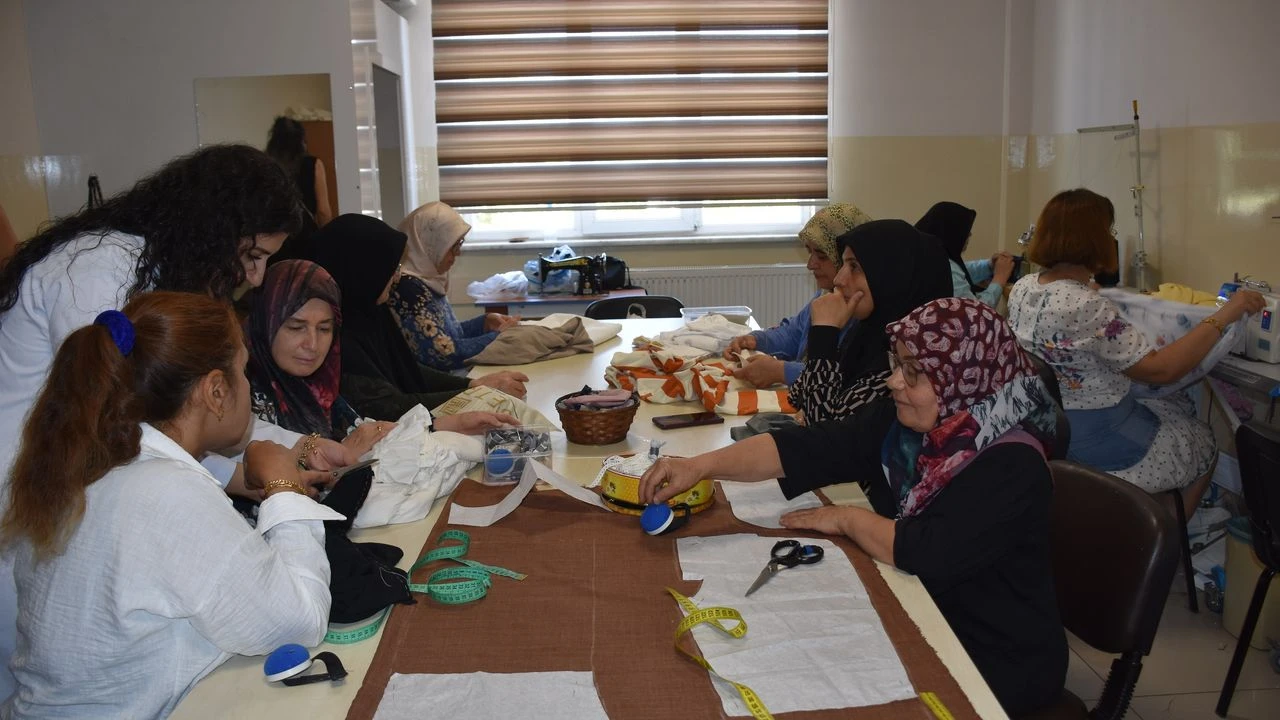 Şahinbeyli kadınlar kendi diktikleri kıyafetleri giyiyor