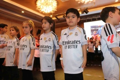 Sahne minik Arda G&uuml;ler&rsquo;lerle doldu: G&uuml;ler ailesi g&ouml;z yaşlarını tutamadı
