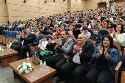 Sahnede &ouml;ğrencileriyle şarkı s&ouml;yleyen okul m&uuml;d&uuml;r&uuml; sosyal medyayı salladı
