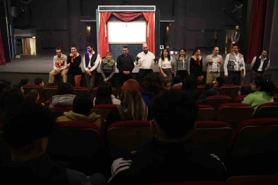 Sahneye renk geldi projesi ile &ccedil;ocuklar sanatla buluştu
