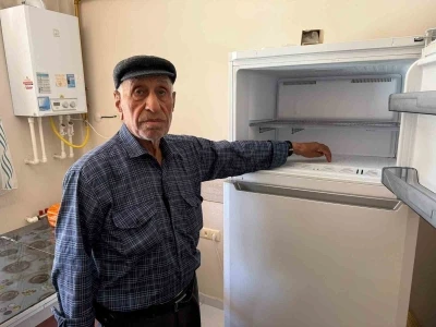 Sahte polisler yaşlı adamın &ouml;nce elini &ouml;pt&uuml;ler sonra buzluktaki 351 bin TL&rsquo;lik altınları g&ouml;t&uuml;rd&uuml;ler
