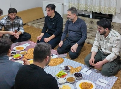 Sahur sofrasında &ouml;ğrencileri yalnız bırakmadı
