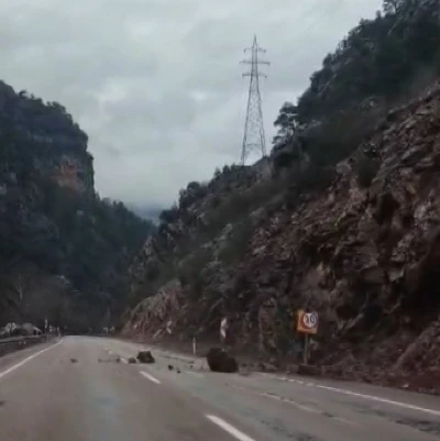 Saimbeyli&rsquo;de yağışlar sonrası yola yine kaya d&uuml;şt&uuml;
