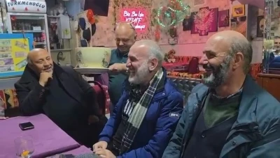Şakacı kahveye gelen &ccedil;ıkamıyor
