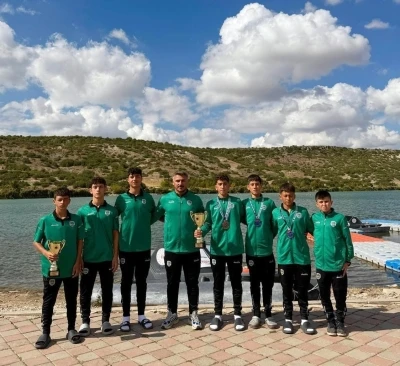 Sakarya Büyükşehir sporcuları Eskişehir’de ikincilik kupasını kaldırdı
