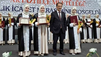 Sakarya’da 27 öğrenci icazet merasiminde hafızlık belgelerini aldı
