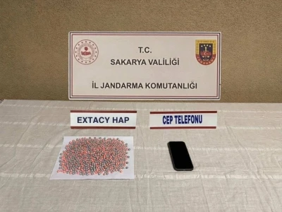 Sakarya&rsquo;da 3 il&ccedil;ede uyuşturucu operasyonu: Evlerini uyuşturucu imalathanesine &ccedil;evirmişler
