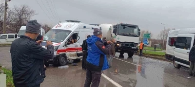 Sakarya&rsquo;da ambulans ile iş&ccedil;i servisi &ccedil;arpıştı: 11 yaralı
