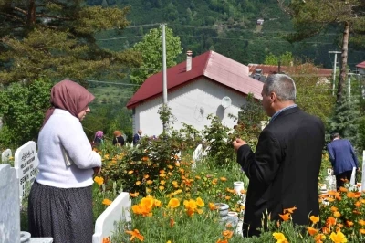 Sakarya&rsquo;da arefe g&uuml;n&uuml; mezarlıklarda duygu dolu ziyaret
