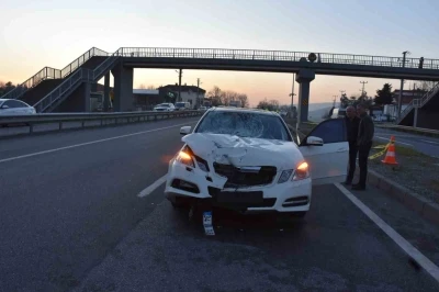Sakarya&rsquo;da feci kaza: Otomobilin &ccedil;arptığı bir kişi hayatını kaybetti
