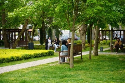 Sakarya&rsquo;da g&uuml;neşli havayı fırsat bilen vatandaşlar park ve caddelere akın etti
