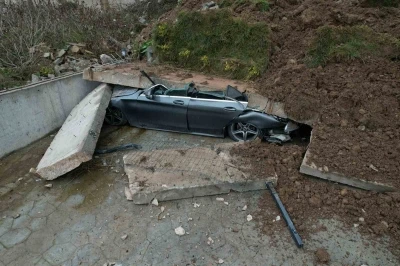 Sakarya&rsquo;da istinat duvarı &ccedil;&ouml;kt&uuml;, 3 bina boşaltıldı

