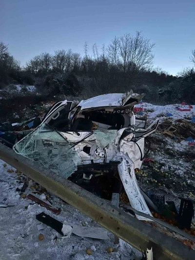 Sakarya&rsquo;da kamyonet takla attı: Baba ve oğlu yaralandı
