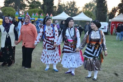 Sakarya’da Karadeniz rüzgarı: Yüzlerce kişi horon teperek coştu
