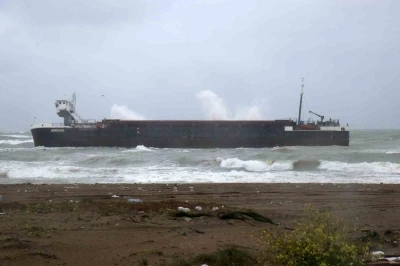 Sakarya&rsquo;da karaya oturan kuru y&uuml;k gemisinde kurtarma &ccedil;alışmaları s&uuml;r&uuml;yor
