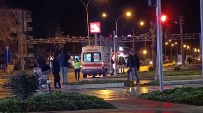 Sakarya&rsquo;da otomobil ile motosiklet &ccedil;arpıştı: 2 yaralı

