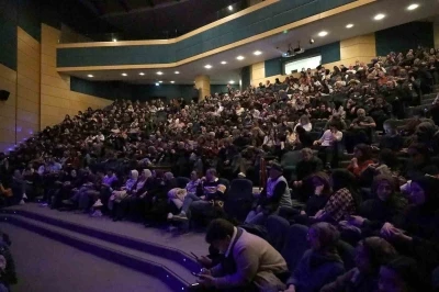 Sakarya&rsquo;da "G&uuml;ne Bakan Cam Kırıkları" oyunu sahnelendi
