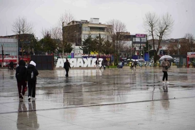Sakarya&rsquo;da şehir merkezinde yağmur, y&uuml;ksek kesimlerde kar etkili oluyor
