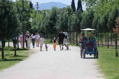 Sakarya&rsquo;da vatandaşlar bayramın ilk g&uuml;n&uuml;nde tabiat parklarına akın etti
