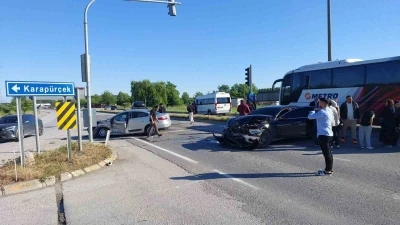 Sakarya&rsquo;da zincirleme kaza: 3&rsquo;&uuml; &ccedil;ocuk 5 yaralı
